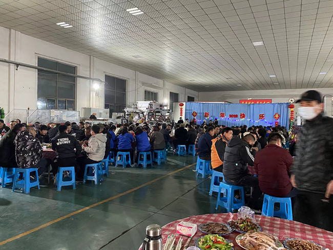 Hebei Shengshi Jintang Co., Ltd. merayakan tahun baru 2022 di bengkel kantong katup semen