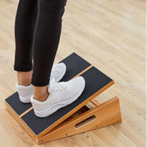 ເປັນມືອາຊີບ Wood Slant Board Calf Stretcher Slant Board ສໍາລັບ Calf Stretching Incline Board