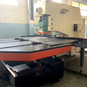 CNC stroj za izsekavanje platforme