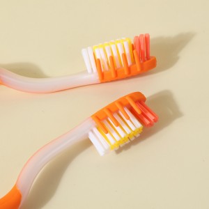 Zahnbürste mit weichen Nylonborsten für die Mundhygiene