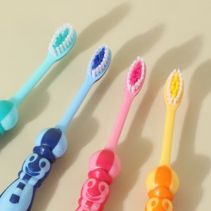 فرشاة أسنان للأطفال بشعيرات ناعمة ونظيفة