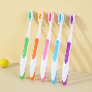 Neteja les dents amb truges ultra suaus del raspall de dents