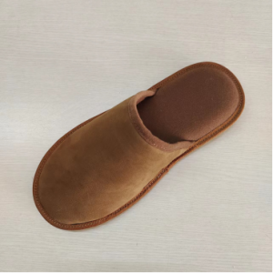 Pantofla të brendshme klasike për meshkuj, pëlhurë kamoshi, në stilin e tabanit të jashtëm me lidhje të sipërme.