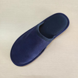 Papuci de interior clasici pentru bărbați, țesătură de piele de căprioară, cu legare în partea superioară a talpii.