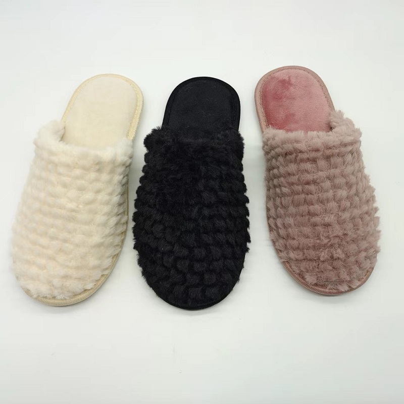 Papuci de interior pentru doamne din blană artificială. Imagine prezentată
