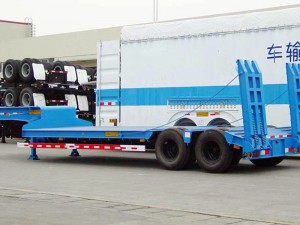 2-vrstni 2-osni 40-tonski tovornjak s prikolico z nizko posteljo
