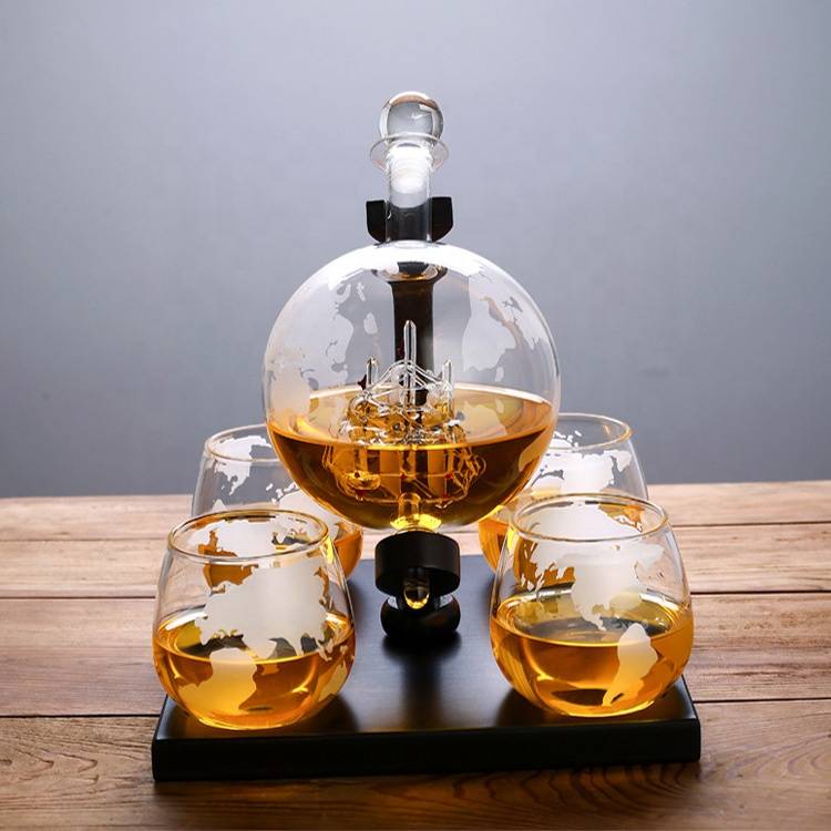 Hot sales High Borosilicate 850ml Graft Gift  Globe Shaped Glass Decanter Wine Bottle Set