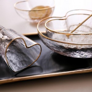 Factory hand made high end gift order fancy heart shape decorative salad dish hammer glass dessert bowl with gold rim