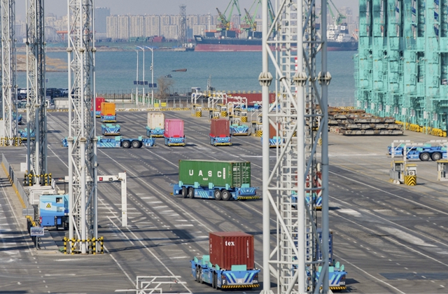 Stohovanie prázdnych kontajnerov v prístave