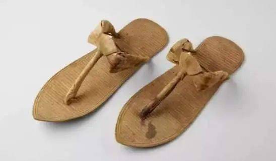 THE HISTORY OF SLIPPERS
