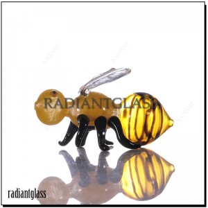 لوله دستی زنبور زرد بزرگ با استفاده از لوله شیشه ای پفکی