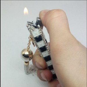 Запалка за надувување дамски кармин од кристален скапоцен камен обложен со дијаманти мал и удобен полесен кристал