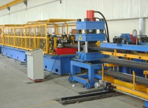Hege kwaliteit Two Wave Highway Guardrail Roll Forming Production Line