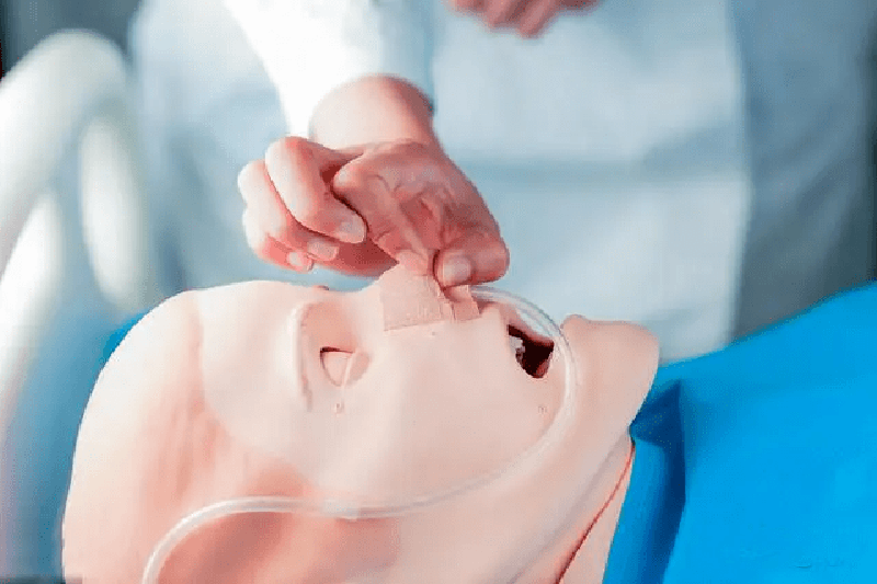 Qual è la procedura per posizionare un tubo gastrico in un paziente acuto?