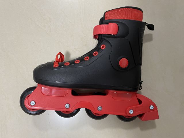 Custom Traditional Lightspeed Inline Skates PU Material with Flashing Roller and Patent System PP Chassis