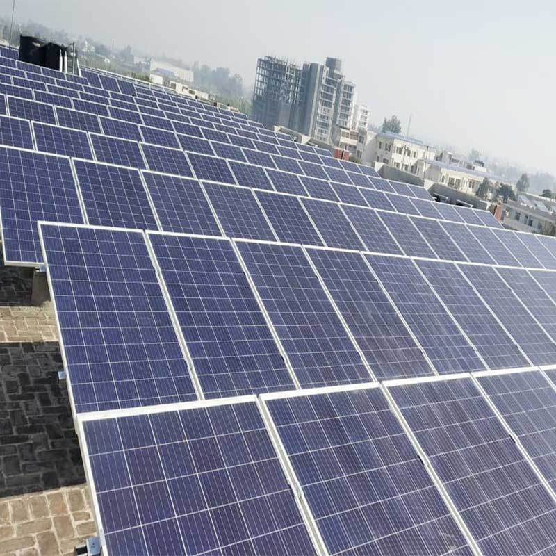 In India is een zonne-installatie van 120 kW op het dak geïnstalleerd