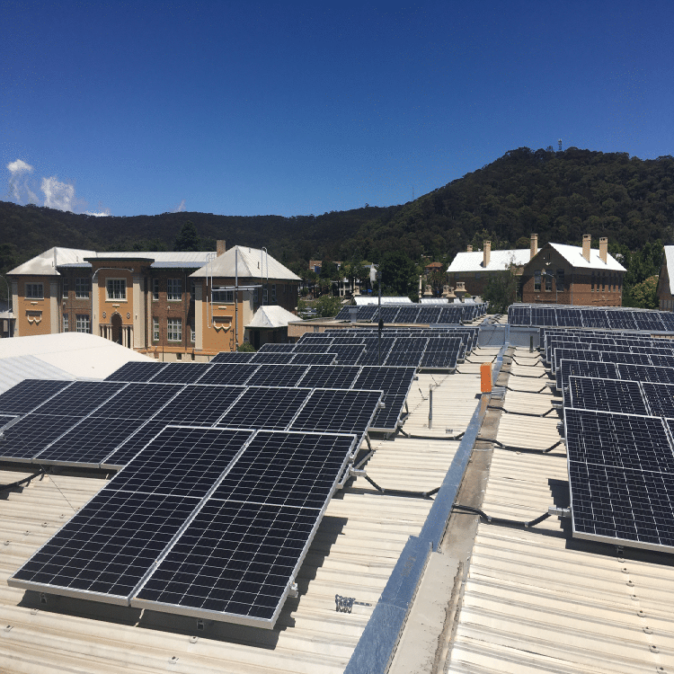 NSW ქვანახშირის ქვეყნის გულში, Lithgow გადადის სახურავის მზის და Tesla-ს ბატარეებზე