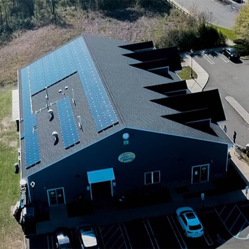 New Jersey Liewensmëttelbank kritt Spende vun 33-kW Daach Solararray