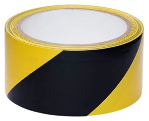 Яркая черная + желтая предупреждающая/защитная лента. Предупреждающая клейкая лента высокой видимости. На открытом воздухе.