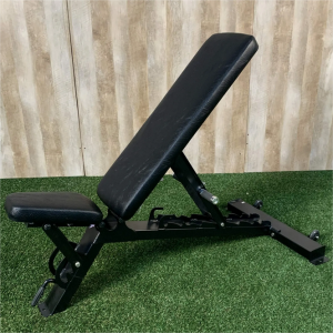 H-33 рамна/наклонета/опаѓачка клупа се користи како селектирана опрема за вежбање со добар дизајн