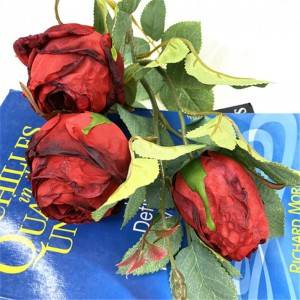 Копринена роза с изкуствени розови цветя в изсъхнал стил