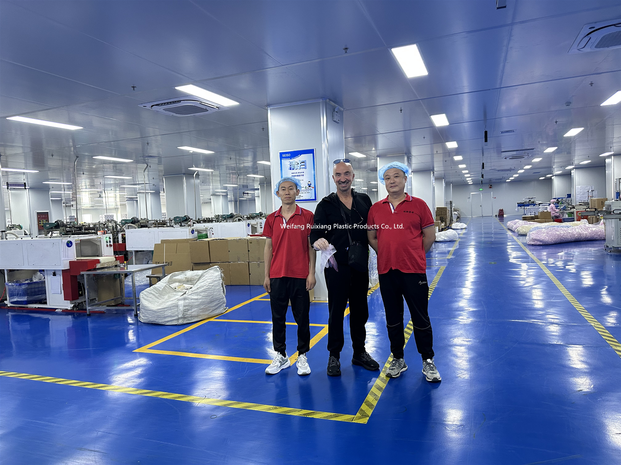 Naša fabrika ugošćuje strane klijente koji dolaze da upoznaju naše proizvodne procese i unaprede svoja poslovna partnerstva