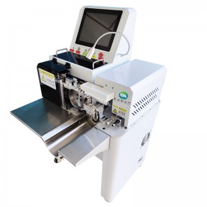 Inserción automática de tubos termorretráctiles con máquina de impresión.
