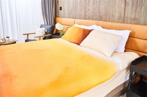 OEM Customized Bedding Set 4 Piece Luxury Bedspreads Silk Bedsheet Wholesale Hotel Bedding Set