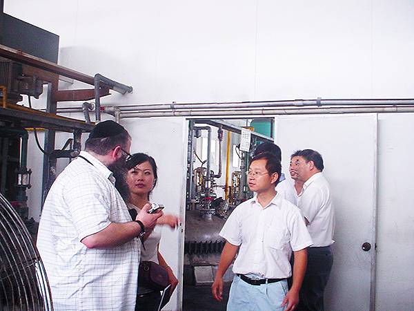 Buitelandse beleggers in 'n fabriek besoek