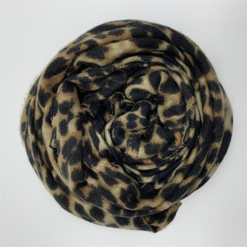Custom Leopard Print Fabric Lady Winter Acrylic Scarf (1)