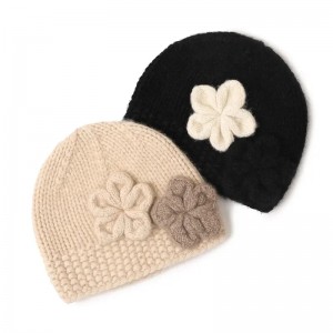 قبعات شتوية لطيفة بالجملة مخصصة للنساء من الكشمير الخالص قبعات صغيرة مزينة بالزهور المصنوعة يدويًا
