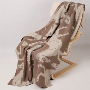прилагоден дизајн Животински коњ жакард 100% јагниња Волна Ќебе со кралица луксузен мек ткаен кревет троседот термички фрлач