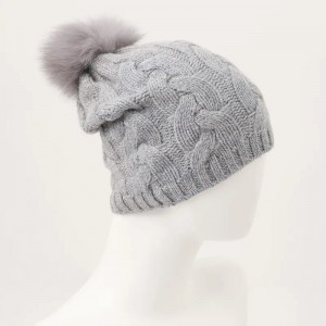 カスタムケーブルデザインニット冬の帽子の女性暖かいキツネの毛皮のポンポンビーニーと刺繍ロゴ