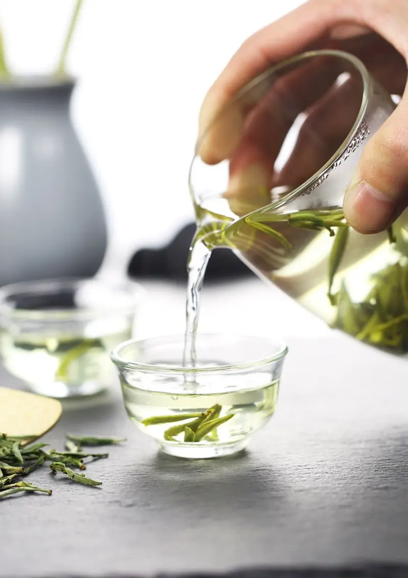 Jak se zbavíte suchého krku způsobeného čajem?