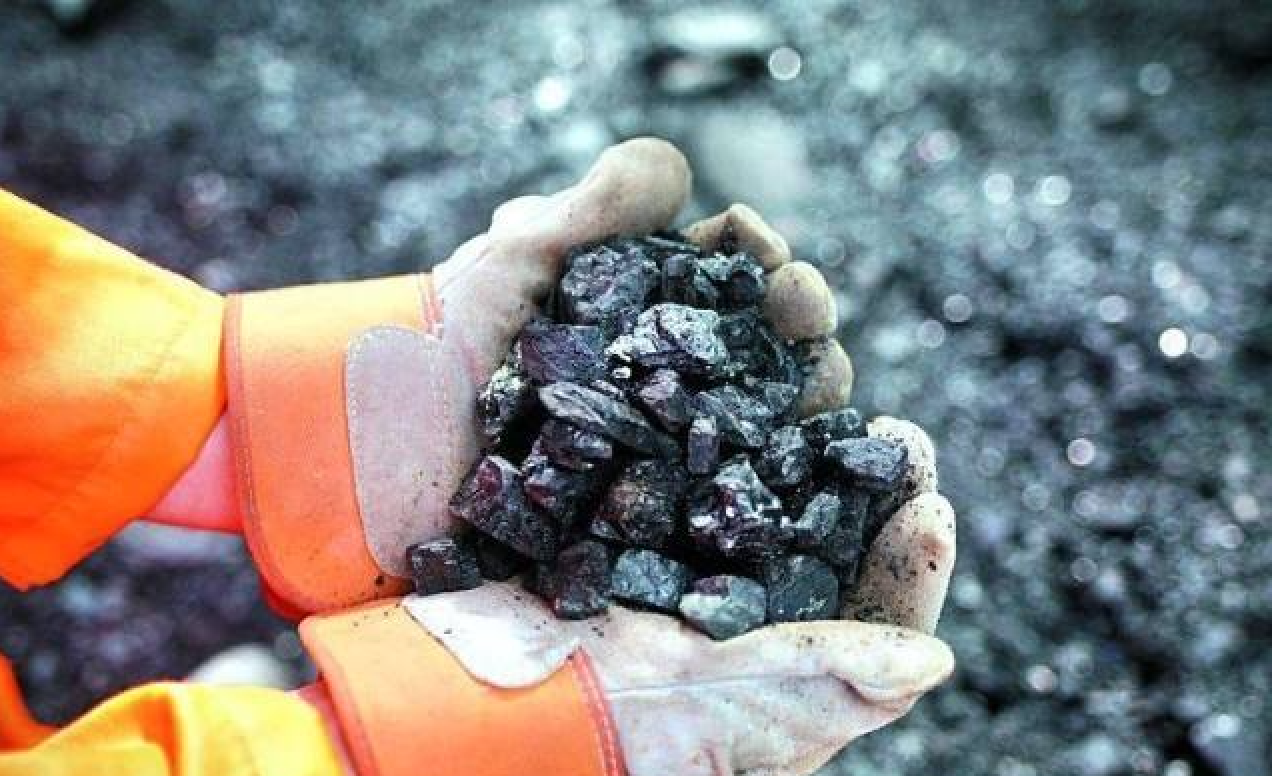 Influenza di carbone, minerale di ferru è altre materie prime nantu à l'azzaru
