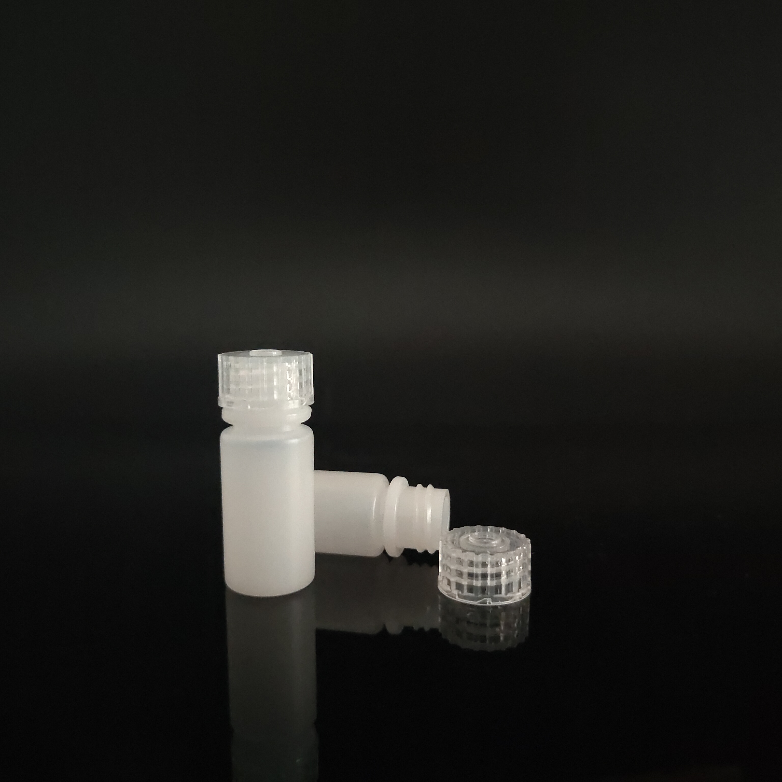 4 मिलीलीटर प्लास्टिक अभिकर्मक बोतलें, एचडीपीई, संकीर्ण मुंह, सफेद / भूरा