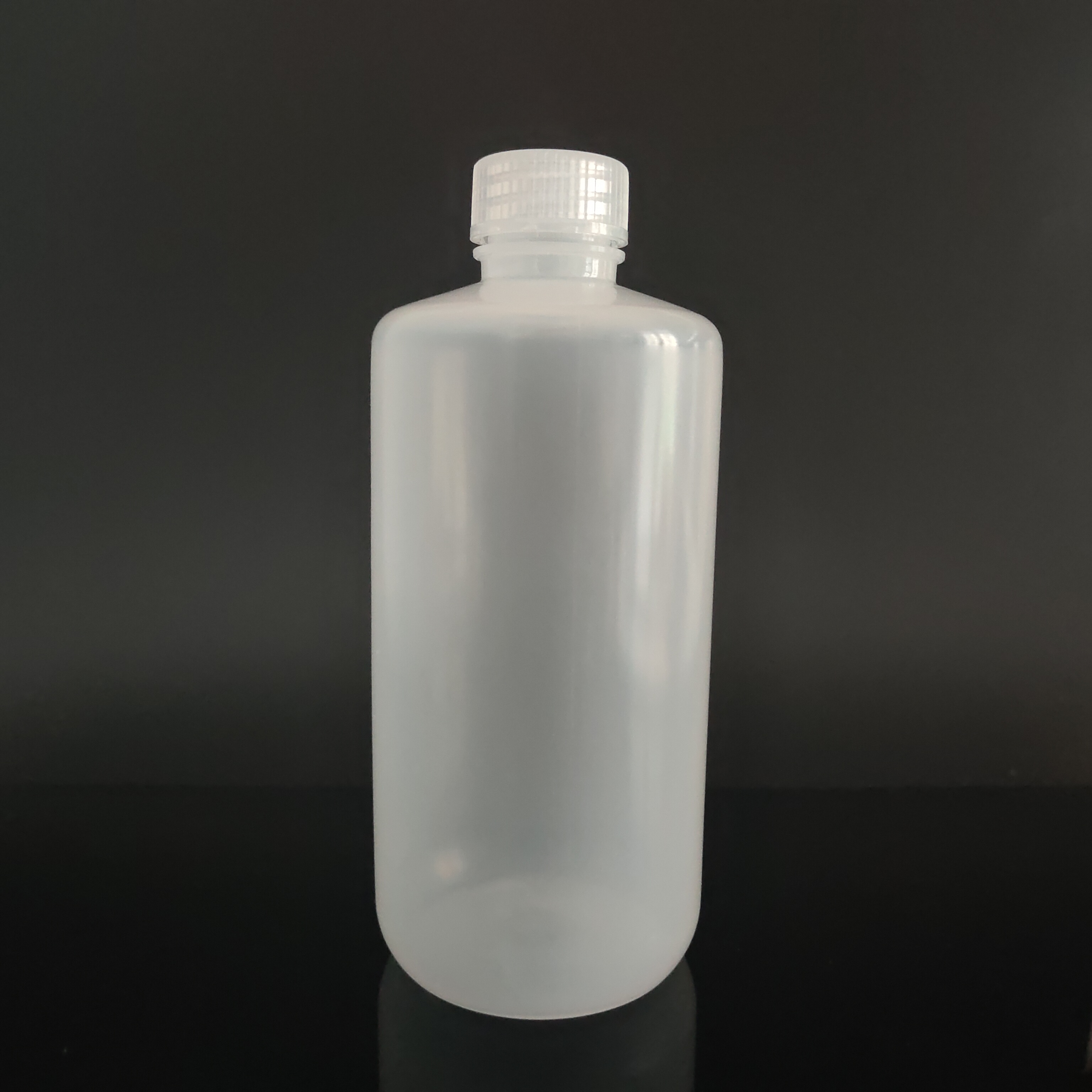 Shishe plastike të reagentit 500 ml, PP, grykë të ngushtë, transparente / kafe