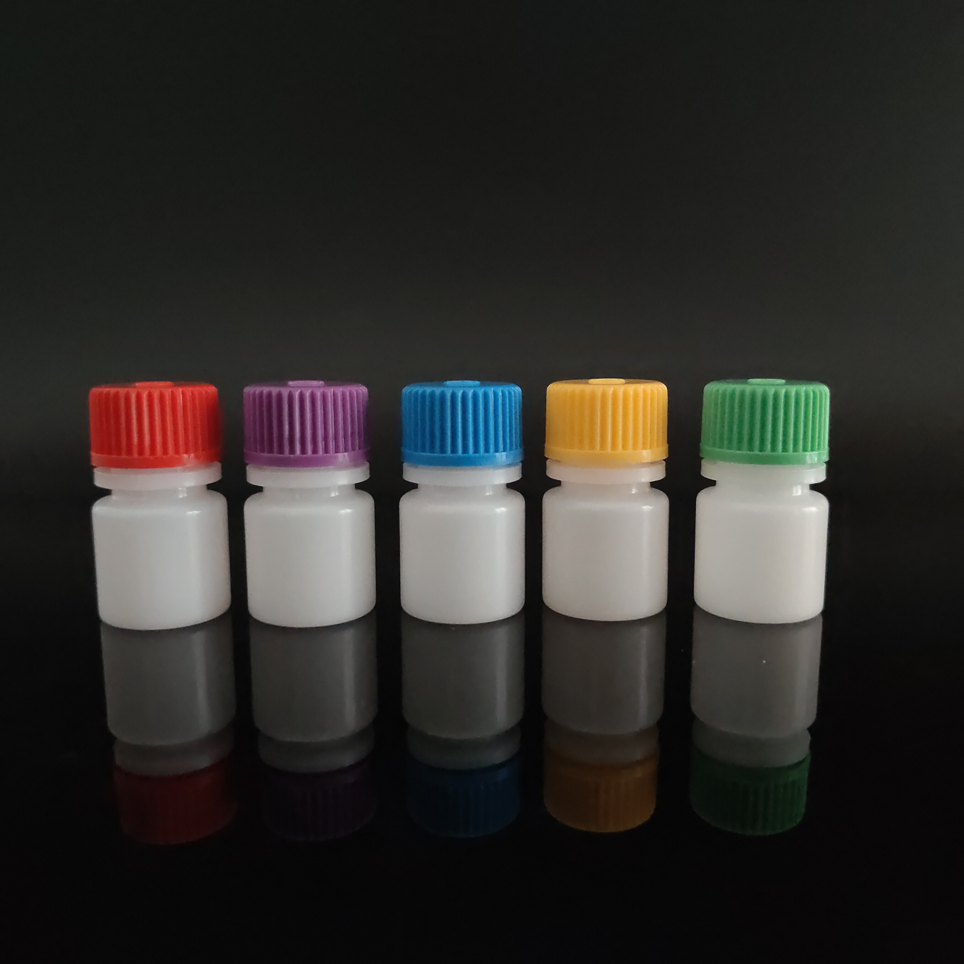 HDPE/PP-reagenssipullot, joissa värikäs korkki, leveäsuu/kapea suu