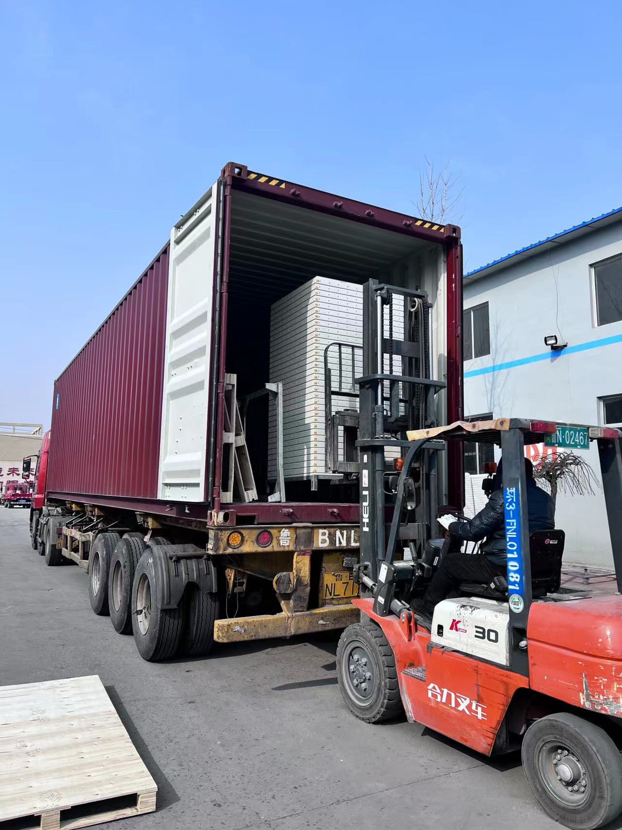 Multiple sets of FRP water tanks are shipped to Nigeria.