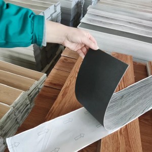 Lantai PVC Plastik Tahan Air Mudah Dipasang LVT Bagian belakang kering/lantai Vinyl berperekat