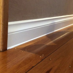 Moldeo de alta calidade e baixo prezo Escaleira cuberta de molduras MDF con imprimación de parede de chan de madeira Deseños de zócalo de canto