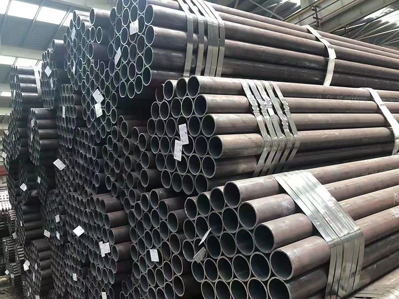 Sømløst stålrør er laget av helrundt stål perforert