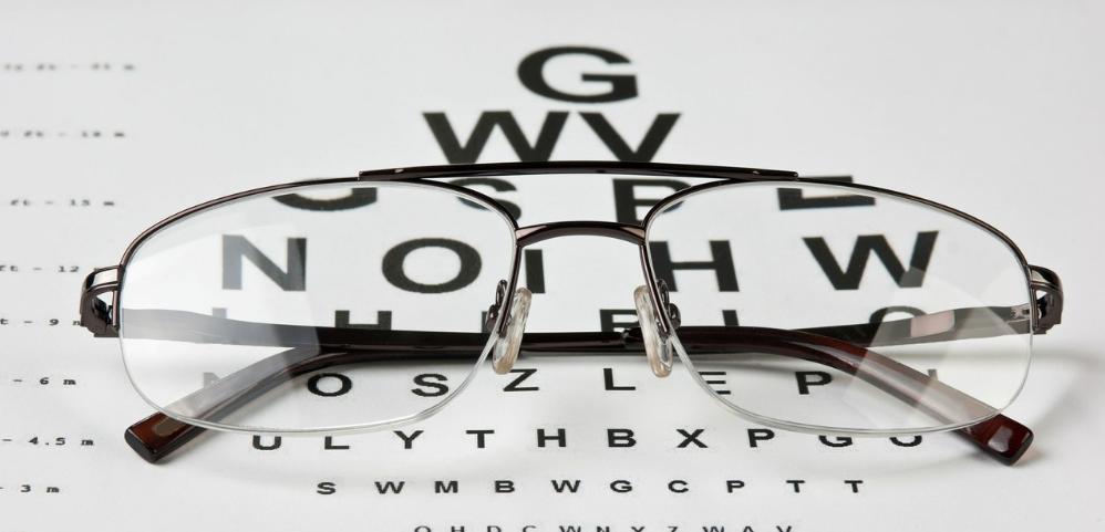 "Progresif Gözlük Camı Kullanıcısının Talihsizlikleri: Esprili Bir Hikaye"
