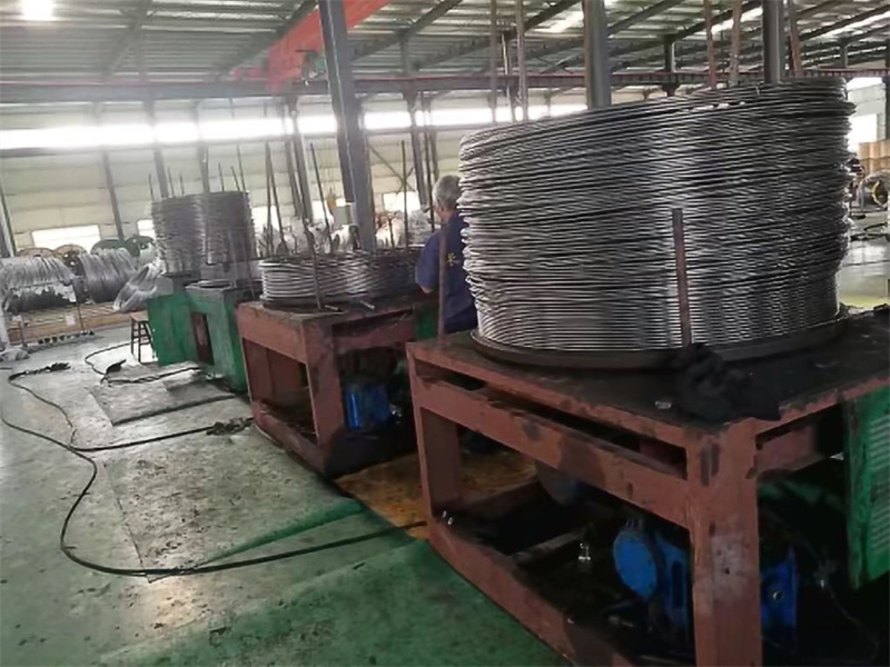 304/304L 12,7*1,24 mm oprullet stålrør fra Kina Udvalgt billede