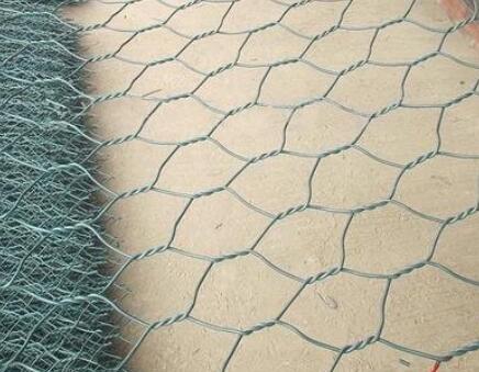 Yas coated hexagonal guardrail net