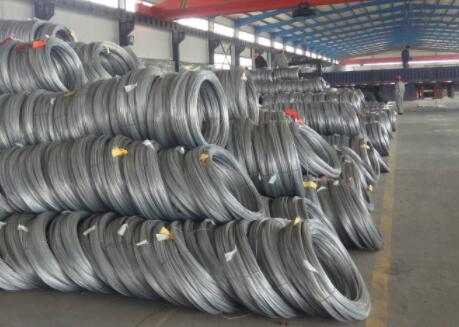 Proceso de producción de alambre galvanizado en rollo grande.
