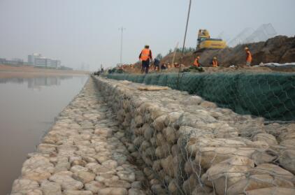 What are the advantages of double twist structure woven gabion net