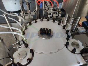 Machine de capsulage de remplissage automatique de bouteilles d'huile essentielle