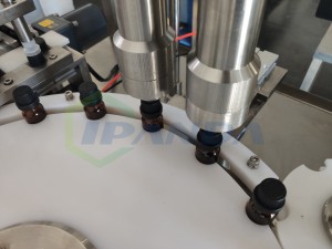 Automatische vulmachine voor etherische olieflessen