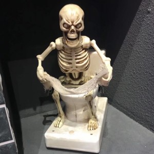 Halloween Skeleton yn it húske Halloween Party Decoration mei Sound Aktivearre